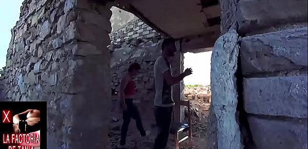 Se come toda su polla en un lugar abandonado lejos de su casa